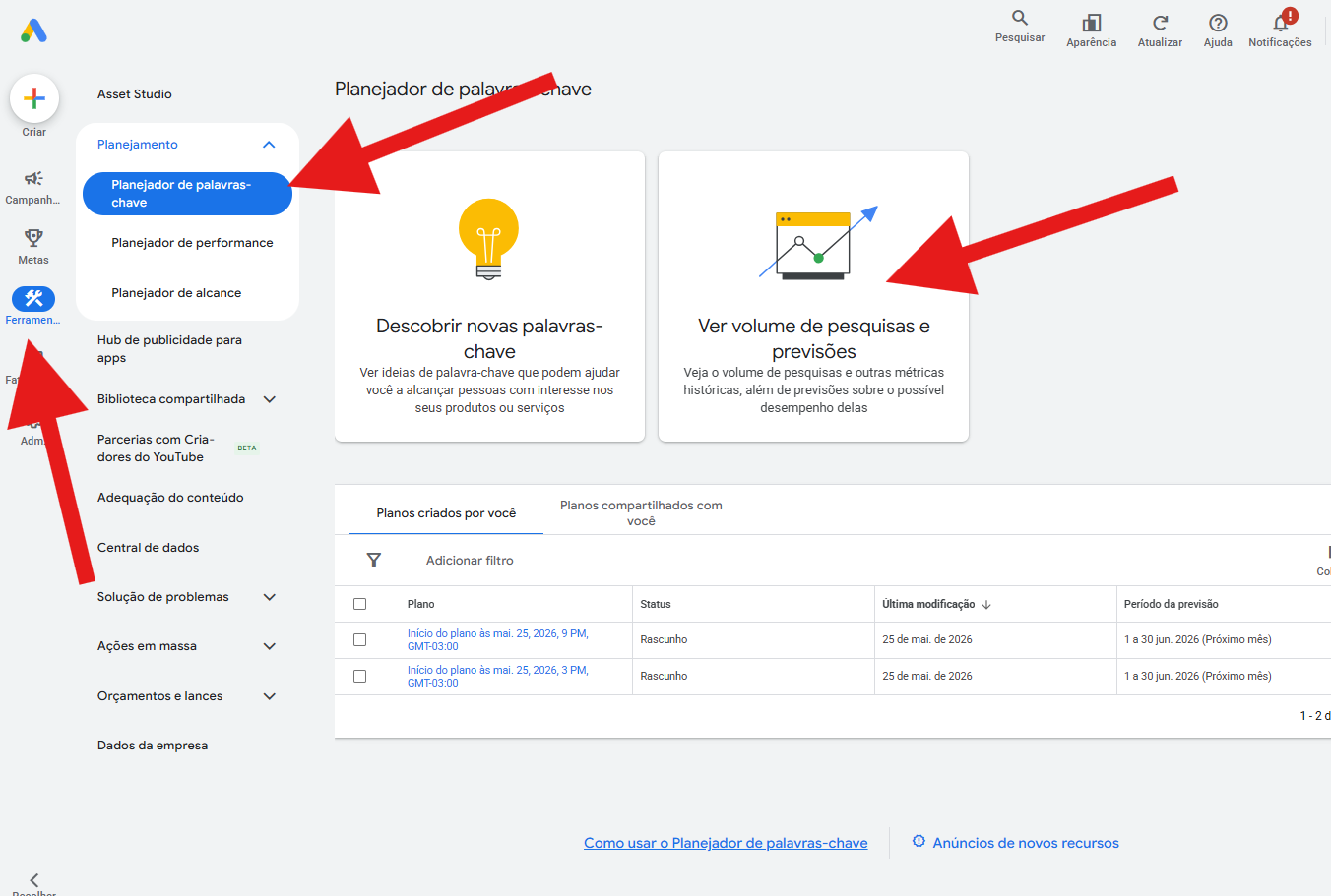 Menu Ferramentas do Google Ads aberto no Planejador de palavras-chave, com a opção Ver volume de pesquisas e previsões destacada